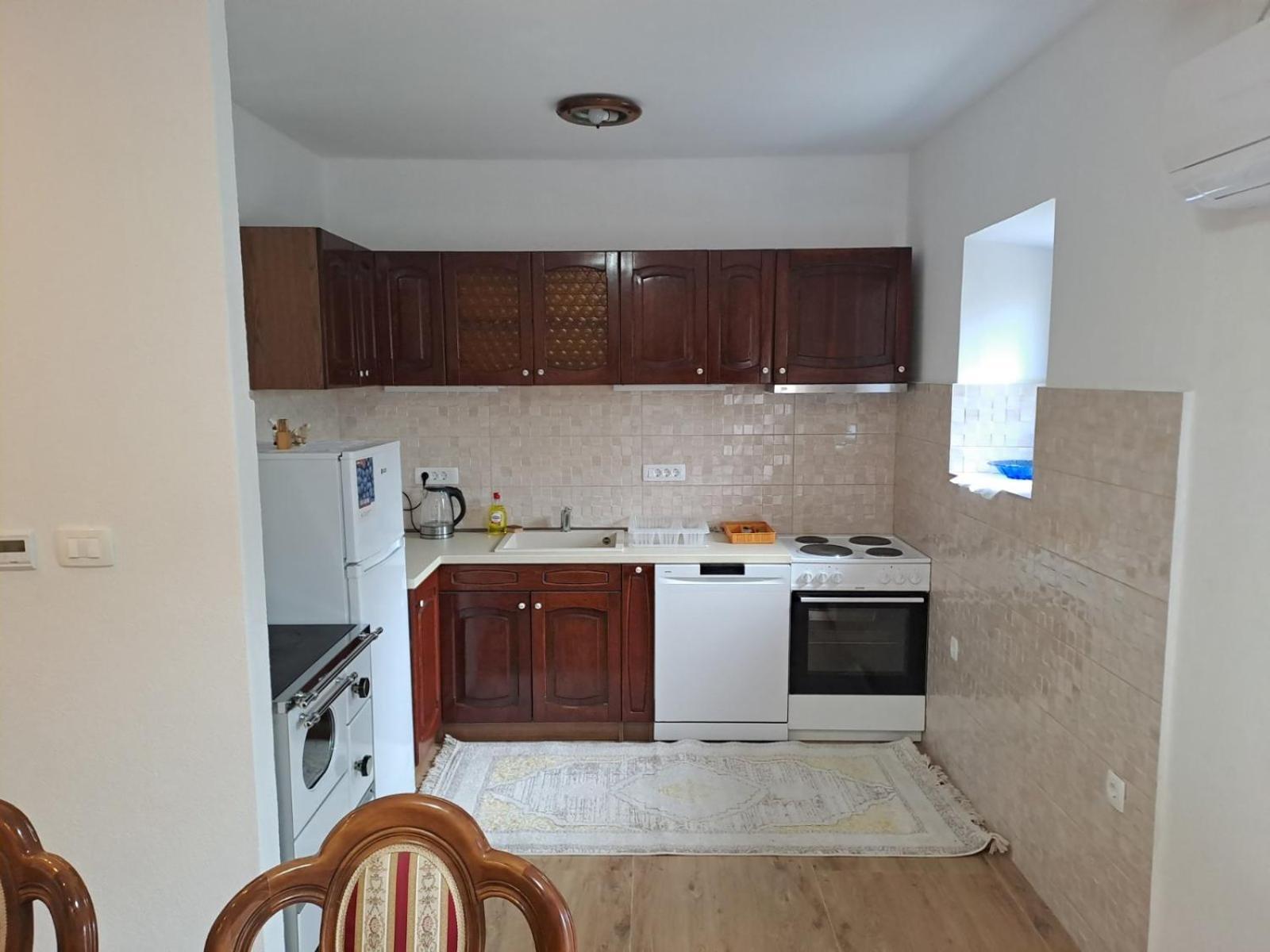 Apartments Petrovic Тиват Екстер'єр фото